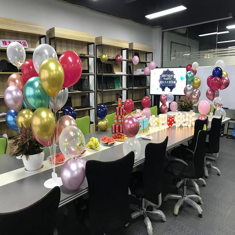 深圳市锦欣晟科技有限公司给三月份生日的同事庆祝生日。